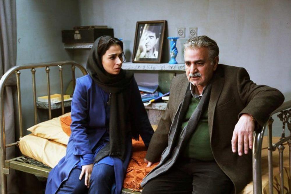 پرویز پرستویی و تینا پاکروان در نمایی از فیلم سینمایی «خانه کاغذی»